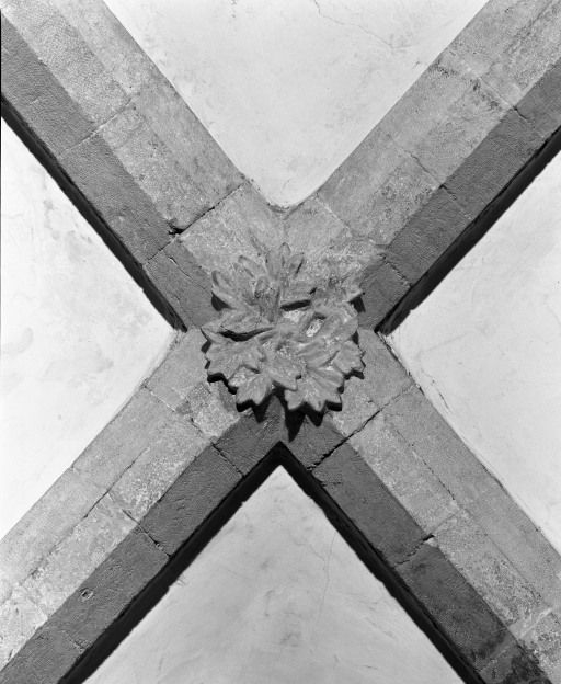 Chapelle à droite du choeur, 1ere clef de voûte © Jean-Luc Duthu / Région Bourgogne-Franche-Comté, Inventaire du patrimoine - 1986