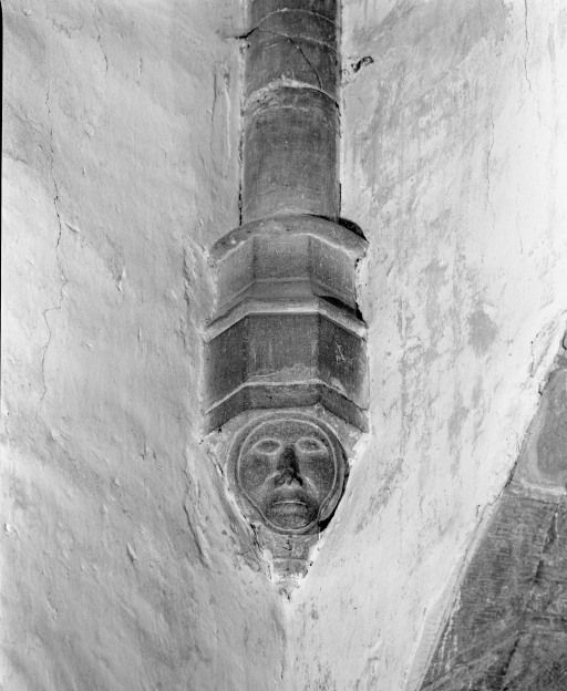 Bras droit du transept, culot antérieur droit © Jean-Luc Duthu / Région Bourgogne-Franche-Comté, Inventaire du patrimoine - 1986