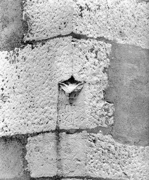 Première chapelle droite, angle antérieur droit, sculpture et date 1411 © Jean-Luc Duthu / Région Bourgogne-Franche-Comté, Inventaire du patrimoine - 1986