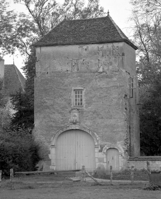 Corps de passage avec niche datée 1669. © Michel Rosso / Région Bourgogne-Franche-Comté, Inventaire du patrimoine - 1986