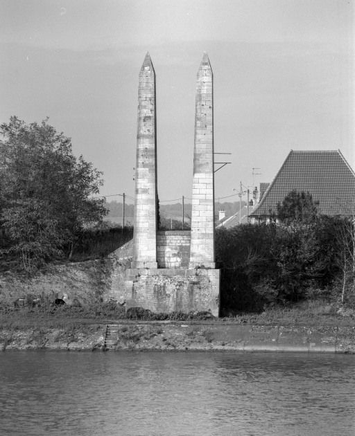 Pylônes de la rive droite, vue prise de la rive gauche de la Saône © Michel Rosso / Région Bourgogne-Franche-Comté, Inventaire du patrimoine - 1986 Pylônes de la rive droite, vue prise de la rive gauche de la Saône © Michel Rosso / Région Bourgogne-Franche-Comté, Inventaire du patrimoine - 1986