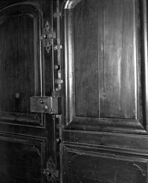Chapelle, porte d'entrée, détail des serrures intérieures © Michel Thierry / Région Bourgogne-Franche-Comté, Inventaire du patrimoine - 1987