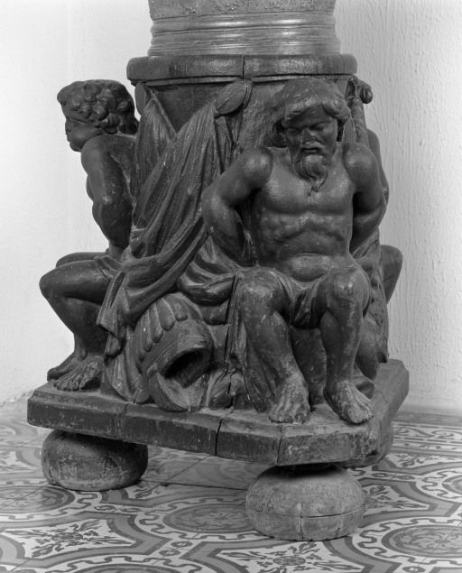 Piédestal, vue d'une face. © Michel Thierry / Région Bourgogne-Franche-Comté, Inventaire du patrimoine - 1987