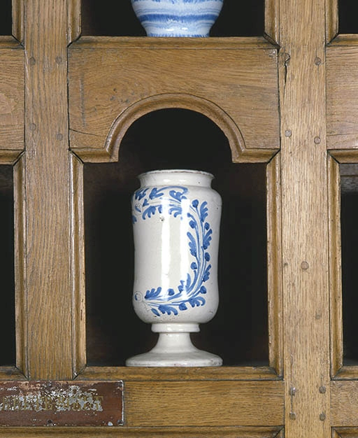 pot à pharmacie © Michel Thierry / Région Bourgogne-Franche-Comté, Inventaire du patrimoine - 1987  pot à pharmacie © Michel Thierry / Région Bourgogne-Franche-Comté, Inventaire du patrimoine - 1987