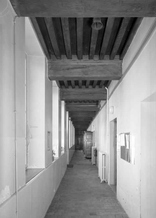 Aile gauche, couloir du rez-de-chaussée, vue prise de l'entrée © Jean-Luc Duthu / Région Bourgogne-Franche-Comté, Inventaire du patrimoine - 1987