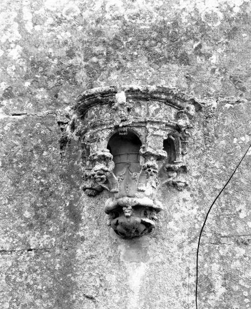 Chapelle de l'ancien château : console sur le 2e contrefort droit de la nef. © Jean-Luc Duthu / Région Bourgogne-Franche-Comté, Inventaire du patrimoine - 1987