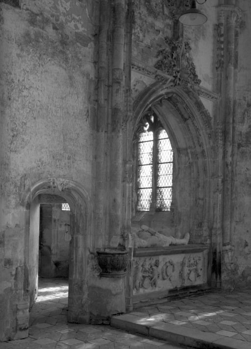 Chapelle de l'ancien château : porte d'accès et arcade de la chapelle gauche. © Michel Thierry / Région Bourgogne-Franche-Comté, Inventaire du patrimoine - 1987
