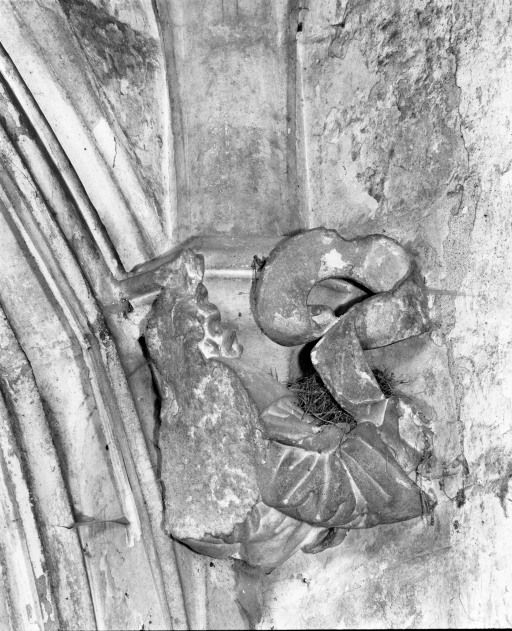 Culot de la chapelle gauche. © Jean-Luc Duthu / Région Bourgogne-Franche-Comté, Inventaire du patrimoine - 1987 Culot de la chapelle gauche. © Jean-Luc Duthu / Région Bourgogne-Franche-Comté, Inventaire du patrimoine - 1987