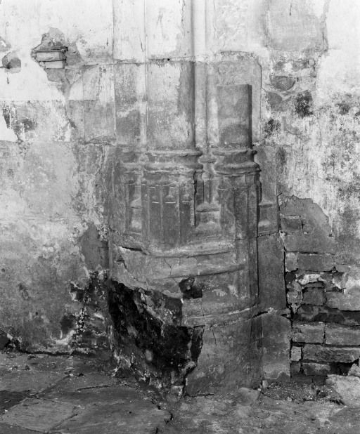 Chapelle de l'ancien château : base des colonnettes à droite, entre les 3e et 4e travées de la nef. © Jean-Luc Duthu / Région Bourgogne-Franche-Comté, Inventaire du patrimoine - 1987