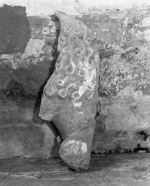 Gargouille en forme d'animal déposée dans la nef, profil. © Jean-Luc Duthu / Région Bourgogne-Franche-Comté, Inventaire du patrimoine - 1987