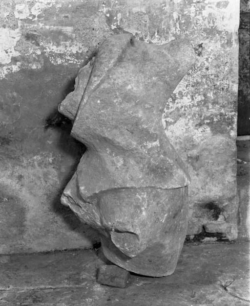 Gargouille en forme de personnage déposée dans la nef, profil gauche. © Jean-Luc Duthu / Région Bourgogne-Franche-Comté, Inventaire du patrimoine - 1987