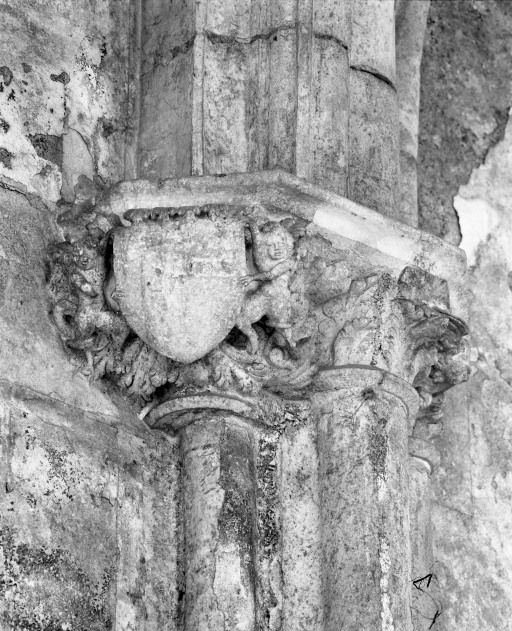 Nef, entre les 3e et 4e travées, chapiteau gauche. © Jean-Luc Duthu / Région Bourgogne-Franche-Comté, Inventaire du patrimoine - 1987