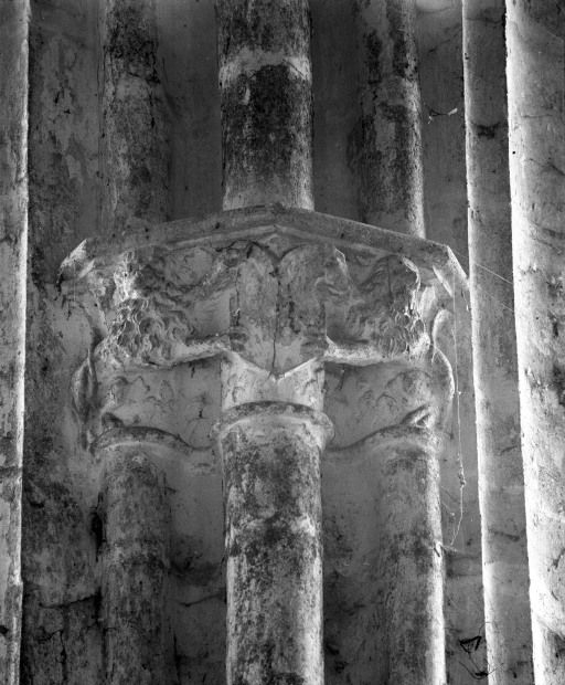 Abside, chapiteau droit du mur postérieur. © Jean-Luc Duthu / Région Bourgogne-Franche-Comté, Inventaire du patrimoine - 1987