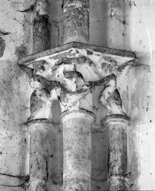 Entre le choeur et l'abside, chapiteau droit. © Jean-Luc Duthu / Région Bourgogne-Franche-Comté, Inventaire du patrimoine - 1987
