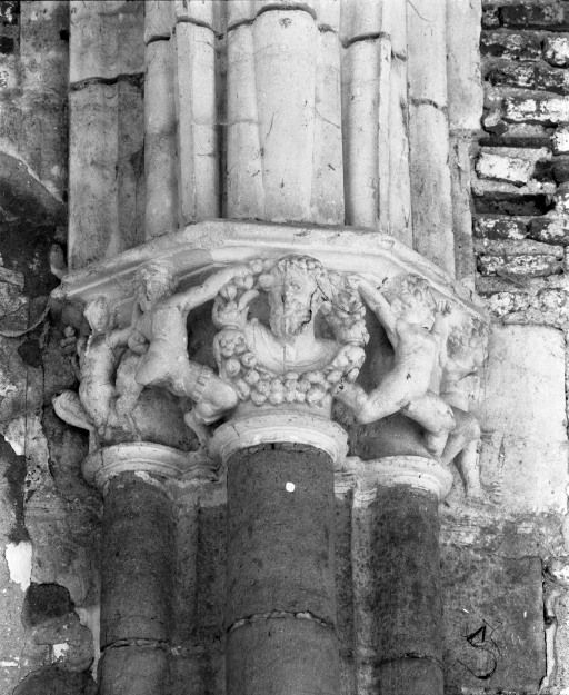 Nef, entre les 1ère et 2e travées, chapiteau droit. © Jean-Luc Duthu / Région Bourgogne-Franche-Comté, Inventaire du patrimoine - 1987