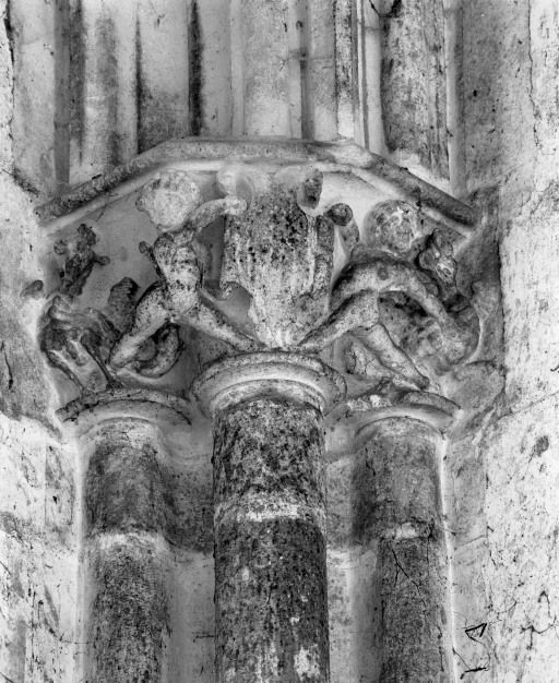 Nef, 1ère travée, chapiteau antérieur droit. © Jean-Luc Duthu / Région Bourgogne-Franche-Comté, Inventaire du patrimoine - 1987