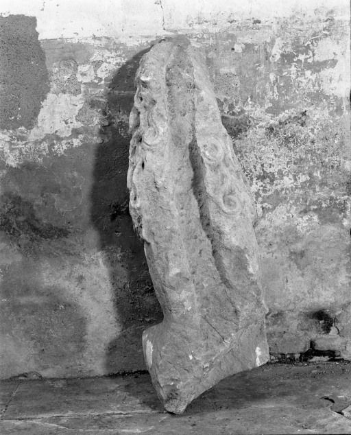 Gargouille en forme d'animal déposée dans la nef, dessus. © Jean-Luc Duthu / Région Bourgogne-Franche-Comté, Inventaire du patrimoine - 1987