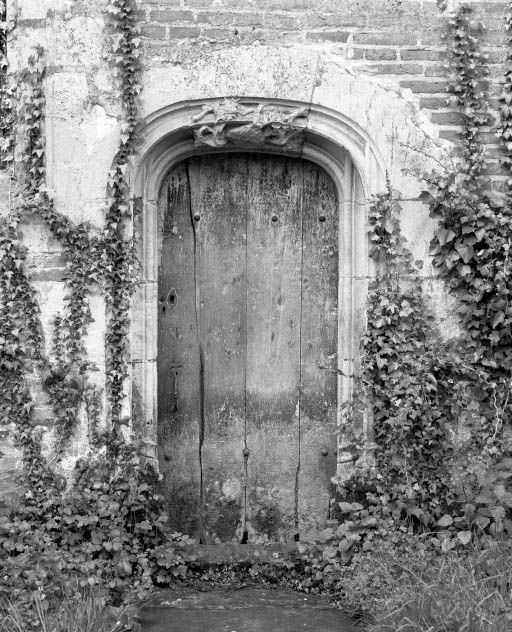 Chapelle de l'ancien château : porte de la chapelle gauche. © Michel Rosso / Région Bourgogne-Franche-Comté, Inventaire du patrimoine - 1987