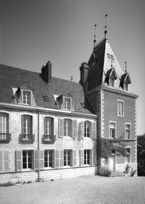 Partie gauche de la façade. © Michel Rosso / Région Bourgogne-Franche-Comté, Inventaire du patrimoine - 1987