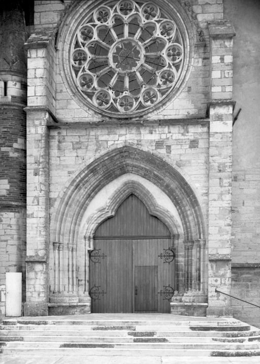 Portail © Michel Thierry / Région Bourgogne-Franche-Comté, Inventaire du patrimoine - 1987