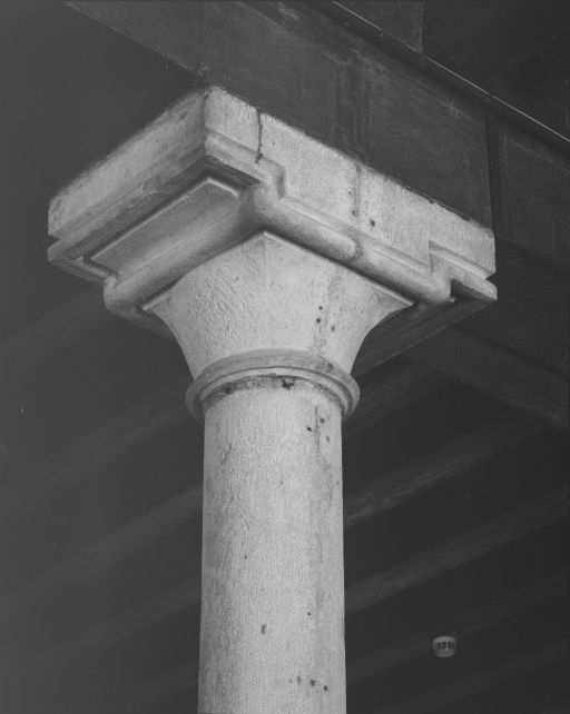 Cuisine : détail, chapiteau de la colonne située entre les deux tourelles. © Michel Rosso / Région Bourgogne-Franche-Comté, Inventaire du patrimoine - 1989
