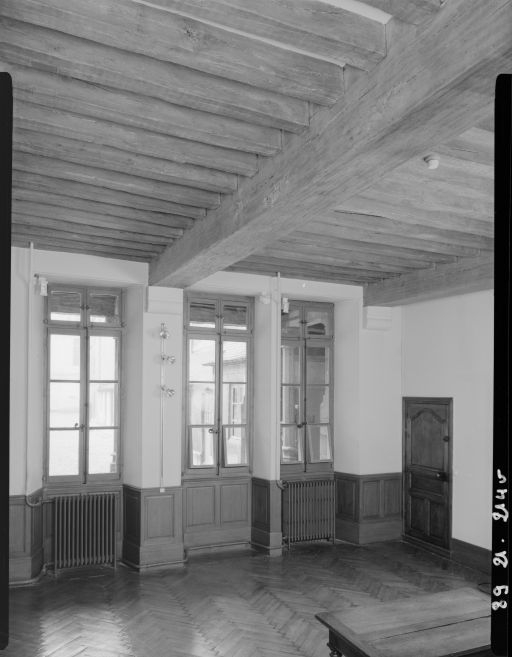 Ancienne chambre Sainte-Anne : vue d'ensemble (fenêtres et porte d'entrée). © Jean-Luc Duthu / Région Bourgogne-Franche-Comté, Inventaire du patrimoine - 1989