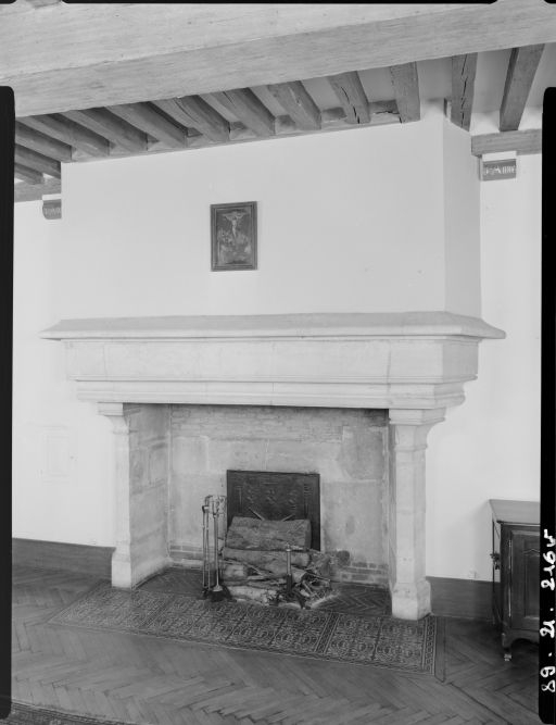 Ancienne chambre Sainte-Anne : détail, cheminée. © Jean-Luc Duthu / Région Bourgogne-Franche-Comté, Inventaire du patrimoine - 1989