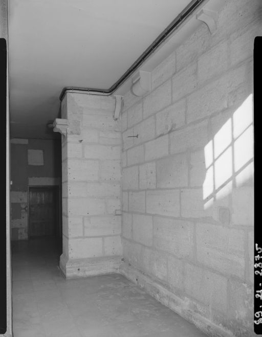 Ancienne chambre Sainte-Anne : couloir aménagé entre la cour de l'hôtel-Dieu et celle de l'ancien couvent des cordeliers (vu depuis la cour de l'ancien couvent). © Jean-Luc Duthu / Région Bourgogne-Franche-Comté, Inventaire du patrimoine - 1989