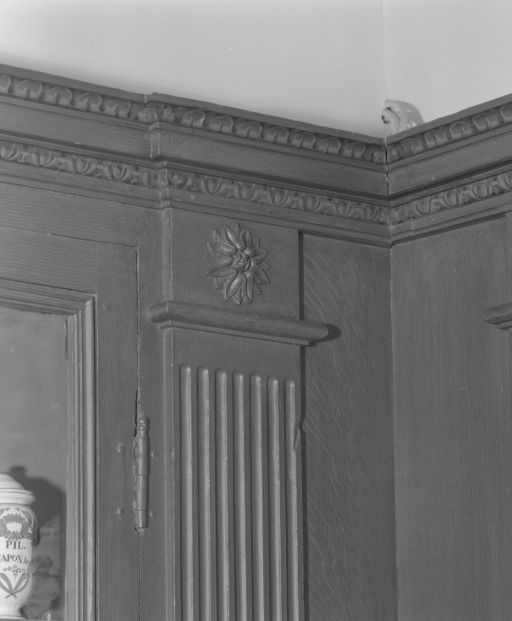 Pharmacie : détail, boiserie (corniche et pilastre cannelé). © Jean-Luc Duthu / Région Bourgogne-Franche-Comté, Inventaire du patrimoine - 1989