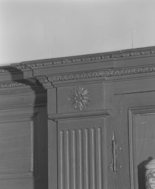 Pharmacie : détail, boiserie (corniche et pilastre cannelé). © Jean-Luc Duthu / Région Bourgogne-Franche-Comté, Inventaire du patrimoine - 1989