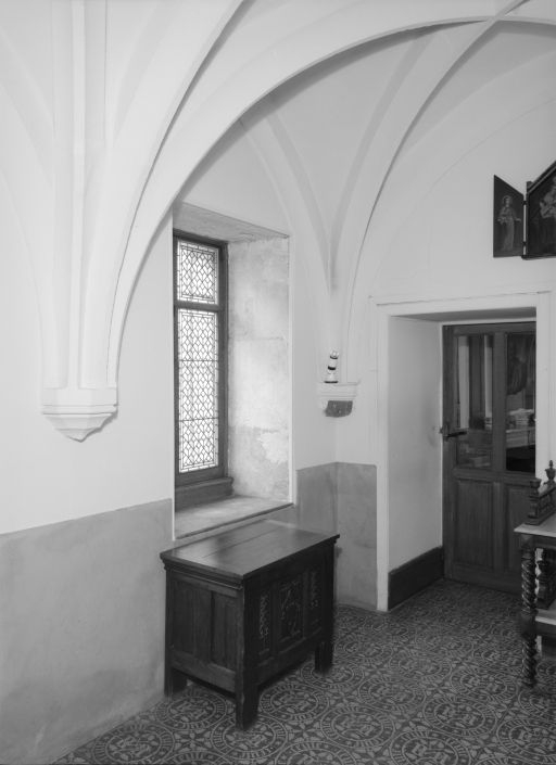 Ancienne "chambrette" de desserte de la "grande chambre basse dessus la rivière", devenue laboratoire de l'apothicairerie : vue d'ensemble (fenêtre sur le jardin et porte du second laboratoire). © Michel Rosso / Région Bourgogne-Franche-Comté, Inventaire du patrimoine - 1989