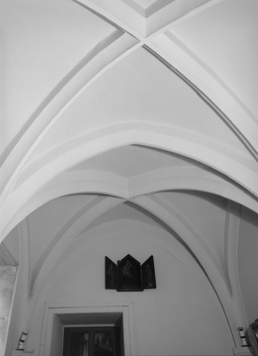 Ancienne "chambrette" de desserte de la "grande chambre basse dessus la rivière", devenue laboratoire de l'apothicairerie : voûtes d'ogives. © Michel Rosso / Région Bourgogne-Franche-Comté, Inventaire du patrimoine - 1989