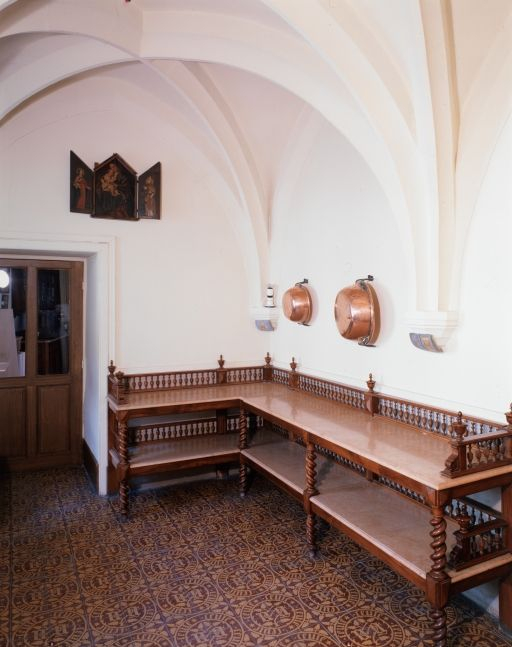 Ancienne "chambrette" de desserte de la "grande chambre basse dessus la rivière", devenue laboratoire de l'apothicairerie : vue d'ensemble depuis la porte de la pharmacie. © Michel Rosso / Région Bourgogne-Franche-Comté, Inventaire du patrimoine - 1989