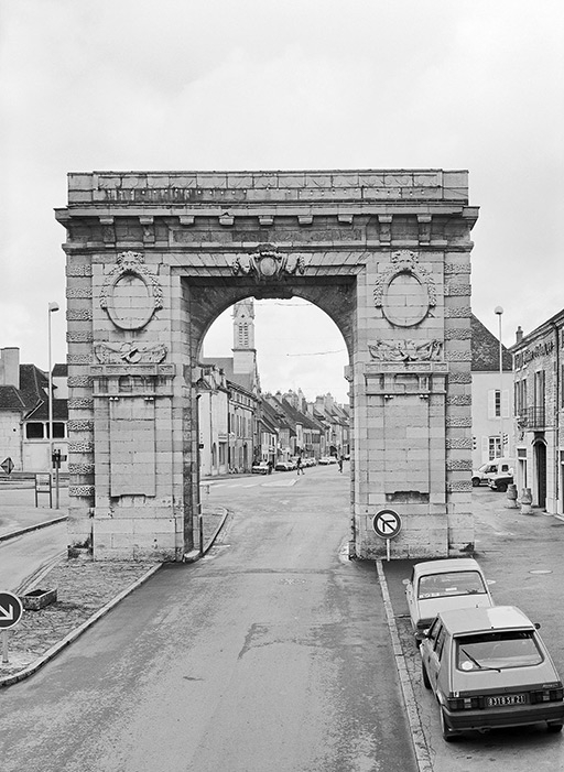 porte de ville © Jean-Luc Duthu / Région Bourgogne-Franche-Comté, Inventaire du patrimoine - 1989  porte de ville © Jean-Luc Duthu / Région Bourgogne-Franche-Comté, Inventaire du patrimoine - 1989