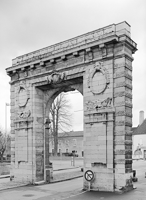 porte de ville © Jean-Luc Duthu / Région Bourgogne-Franche-Comté, Inventaire du patrimoine - 1989  porte de ville © Jean-Luc Duthu / Région Bourgogne-Franche-Comté, Inventaire du patrimoine - 1989
