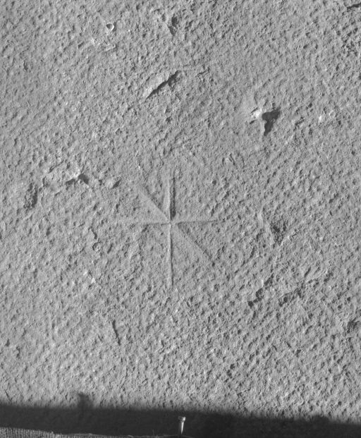 Ancienne salle Notre-Dame : signe lapidaire. © Michel Rosso / Région Bourgogne-Franche-Comté, Inventaire du patrimoine - 1990