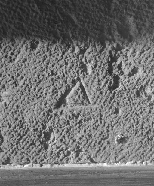 Ancienne salle Notre-Dame : signe lapidaire. © Michel Rosso / Région Bourgogne-Franche-Comté, Inventaire du patrimoine - 1990