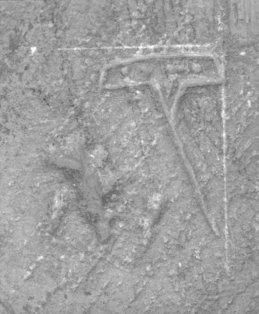 Ancienne salle Notre-Dame : signe lapidaire (encadrement de fenêtre, extérieur, à droite sous la galerie). © Michel Rosso / Région Bourgogne-Franche-Comté, Inventaire du patrimoine - 1990