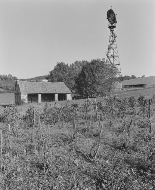 éolienne © Jean-Luc Duthu / Région Bourgogne-Franche-Comté, Inventaire du patrimoine - 1992  éolienne © Jean-Luc Duthu / Région Bourgogne-Franche-Comté, Inventaire du patrimoine - 1992