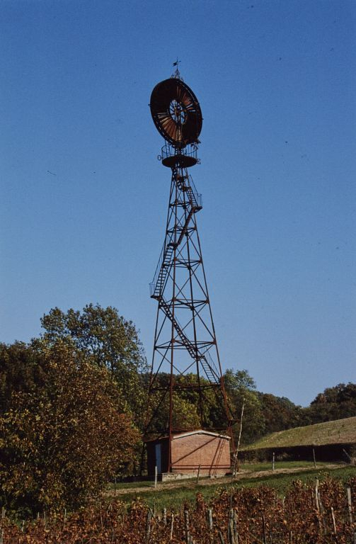 éolienne © Jean-Luc Duthu / Région Bourgogne-Franche-Comté, Inventaire du patrimoine - 1992  éolienne © Jean-Luc Duthu / Région Bourgogne-Franche-Comté, Inventaire du patrimoine - 1992
