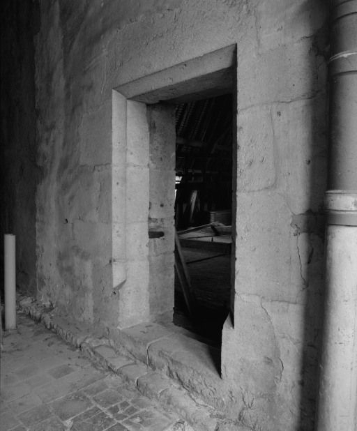 Grande aile sur cour : porte de communication entre le comble Sainte-Catherine et celui de la chambre du Roi. © Michel Rosso / Région Bourgogne-Franche-Comté, Inventaire du patrimoine - 1993