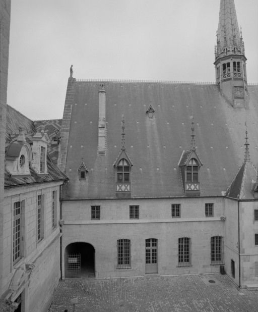 Grand corps de bâtiment (élévation sur cour) : salles de la communauté des soeurs. © Michel Rosso / Région Bourgogne-Franche-Comté, Inventaire du patrimoine - 1993