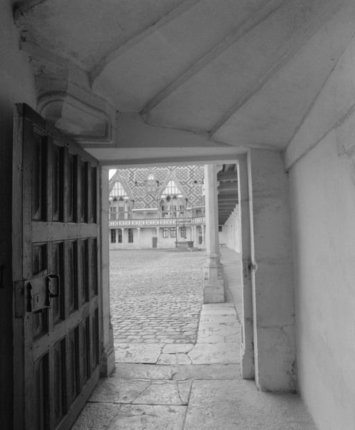Tourelle d'escalier carrée : porte ouvrant sur la cour. © Michel Rosso / Région Bourgogne-Franche-Comté, Inventaire du patrimoine - 1993