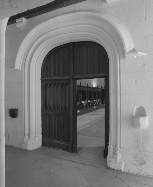 Vestibule d'entrée : porte d'entrée de la grande salle des pauvres. © Michel Rosso / Région Bourgogne-Franche-Comté, Inventaire du patrimoine - 1993