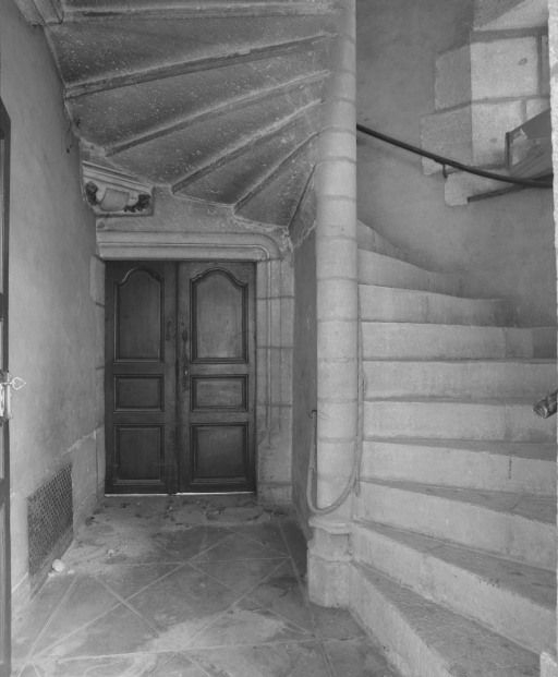 Tourelle d'escalier octogonale : rez-de-chaussée (porte d'entrée de l'ancienne "enfermerie des griefs malades" et escalier en vis). © Michel Rosso / Région Bourgogne-Franche-Comté, Inventaire du patrimoine - 1993