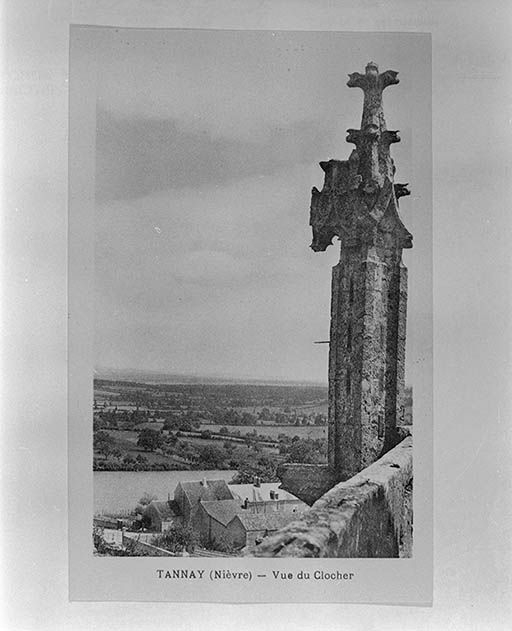 Clocher, pinacle de l'angle postérieur gauche. Carte postale ancienne s.d. © Jean-Luc Duthu / Région Bourgogne-Franche-Comté, Inventaire du patrimoine - 1995