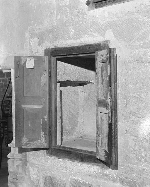 Choeur, petit placard du mur gauche, ouvert. © Jean-Luc Duthu / Région Bourgogne-Franche-Comté, Inventaire du patrimoine - 1995