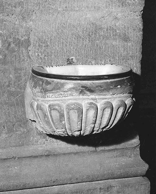 Bénitier situé sur le pilier face à la porte latérale droite. © Jean-Luc Duthu / Région Bourgogne-Franche-Comté, Inventaire du patrimoine - 1995