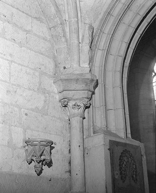 Chapelle gauche : colonnette dans l'angle postérieur droit. © Jean-Luc Duthu / Région Bourgogne-Franche-Comté, Inventaire du patrimoine - 1995