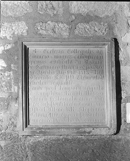 Plaque commémorant la construction, en 1313, de la collégiale de Tannay et sa restauration, en 1892. © Jean-Luc Duthu / Région Bourgogne-Franche-Comté, Inventaire du patrimoine - 1995